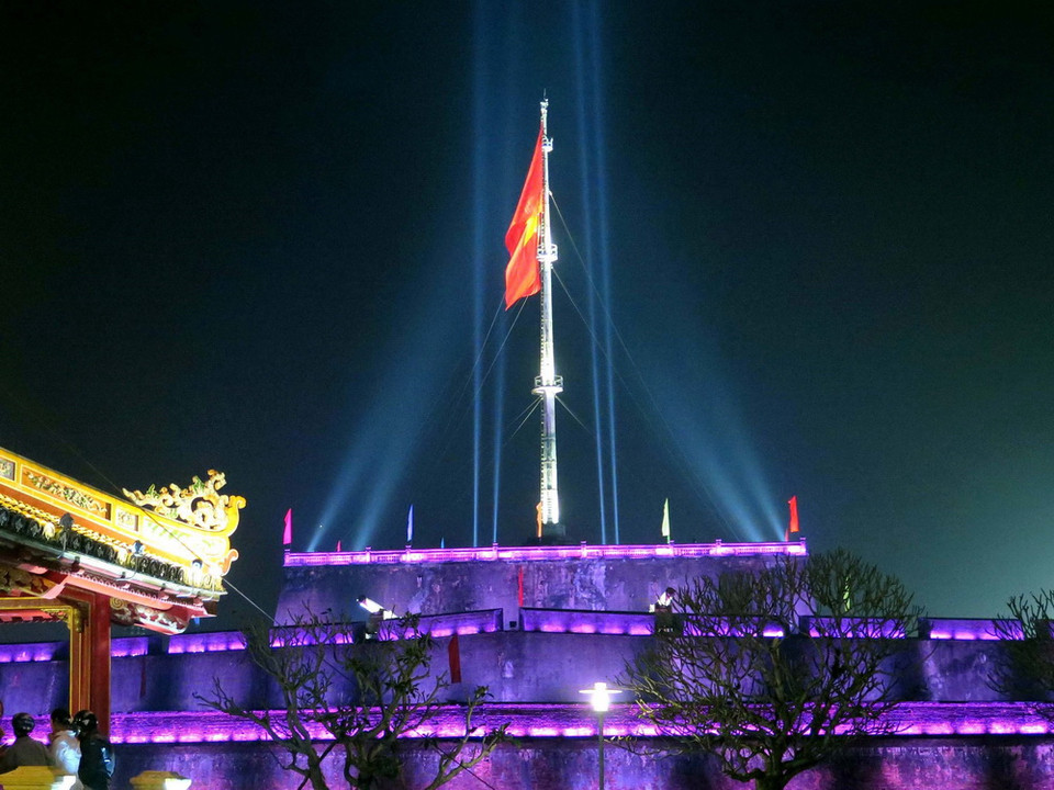 Kỳ đài Huế được thắp sáng trong đêm. (Ảnh: Quốc Việt/TTXVN)