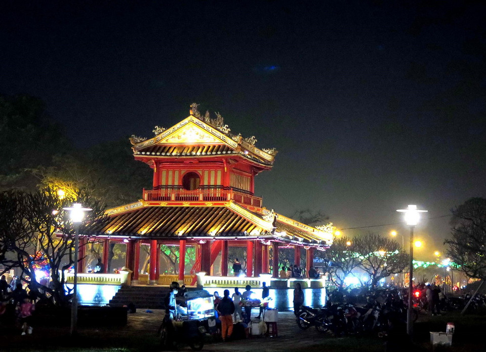 Cùng với thắp sáng Kỳ Đại Huế, Phu Văn Lâu cũng được chiếu sáng rực rỡ vào ban đêm. (Ảnh: Quốc Việt/TTXVN)