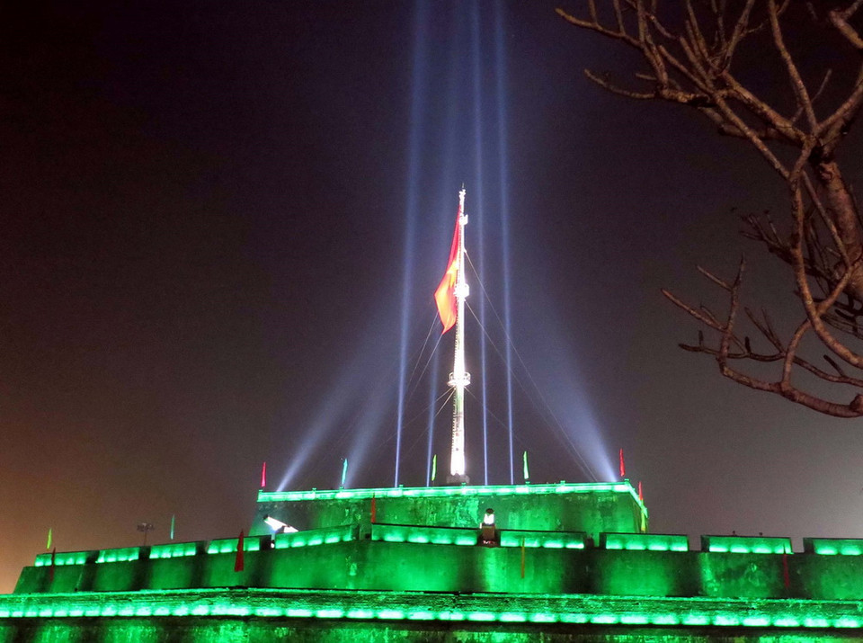 Kỳ đài Huế dưới ánh sáng của 1.000 đèn Led. (Ảnh: Quốc Việt/TTXVN)