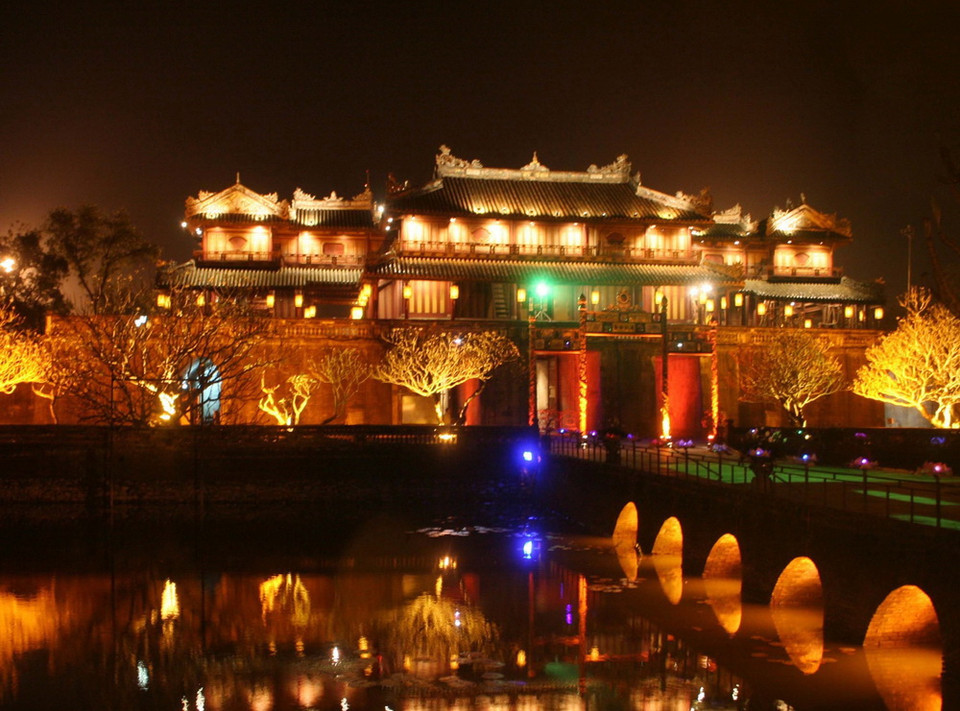 Cùng với thắp sáng Kỳ đài Huế, Đại Nội Huế cũng được chiếu sáng, đẹp rực rỡ vào ban đêm. (Ảnh: Quốc Việt/TTXVN)