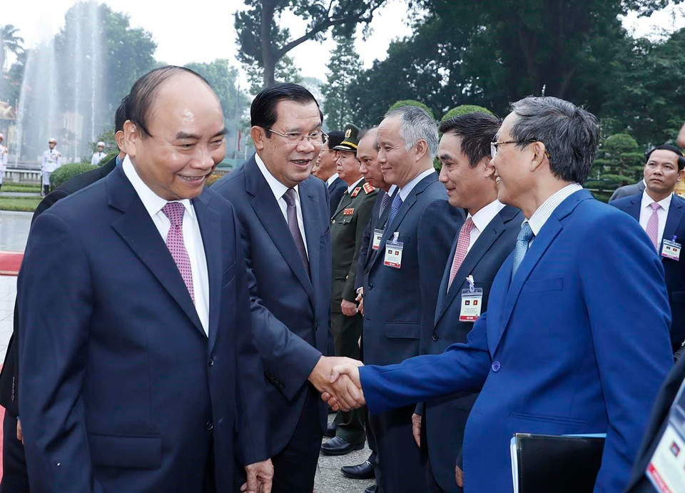 Thủ tướng Chính phủ Nguyễn Xuân Phúc giới thiệu với Thủ tướng Vương quốc Campuchia Samdech Techo Hun Sen các thành viên Đoàn đại biểu Chính phủ Việt Nam. (Ảnh: Thống Nhất/TTXVN)