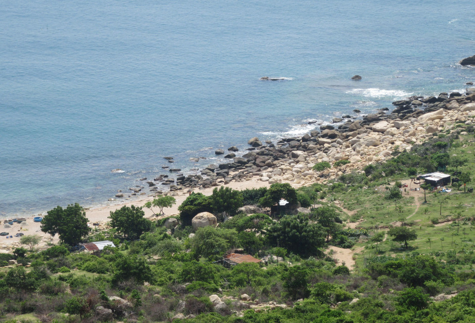 Phong cảnh đẹp nên thơ của vịnh Đá Trứng. (Ảnh: Nguyễn Thành/TTXVN)