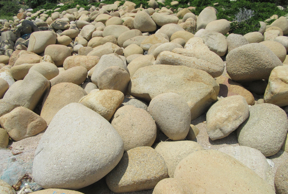 Vịnh Đá Trứng (trên tuyến đường ven biển 701, đoạn qua xã Phước Dinh, huyện Thuận Nam, tỉnh Ninh Thuận) có hàng nghìn viên đá lớn, nhỏ có hình dáng tròn trịa, nhẵn bóng như những quả trứng nằm trải dài trên một bãi biển cát trắng tuyệt đẹp. (Ảnh: Nguyễn Thành/TTXVN)