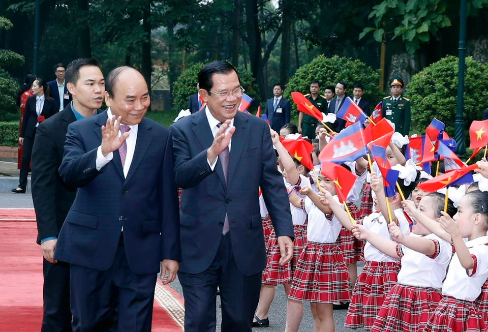  Thủ tướng Chính phủ Nguyễn Xuân Phúc đón và Thủ tướng Vương quốc Campuchia Samdech Techo Hun Sen với thiếu nhi Thủ đô Hà Nội tại Lễ đón. (Ảnh: Thống Nhất/TTXVN)
