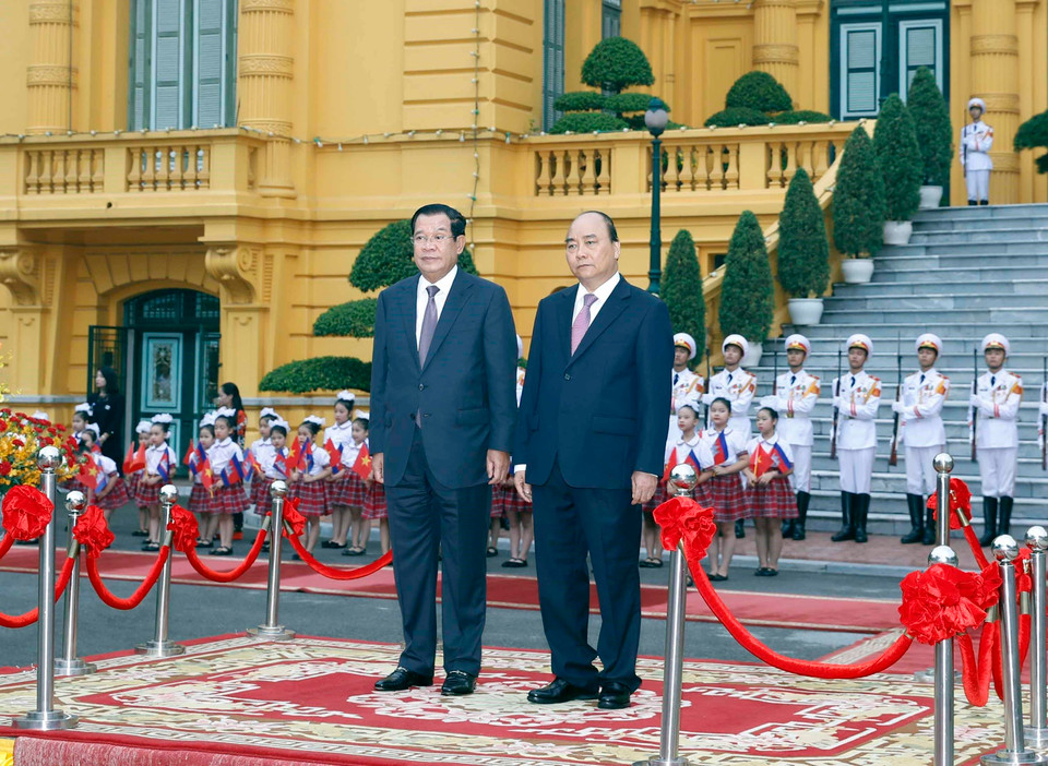  Thủ tướng Chính phủ Nguyễn Xuân Phúc và Thủ tướng Vương quốc Campuchia Samdech Techo Hun Sen nghe Quân nhạc cử Quốc thiều 2 nước. (Ảnh: Thống Nhất/TTXVN)