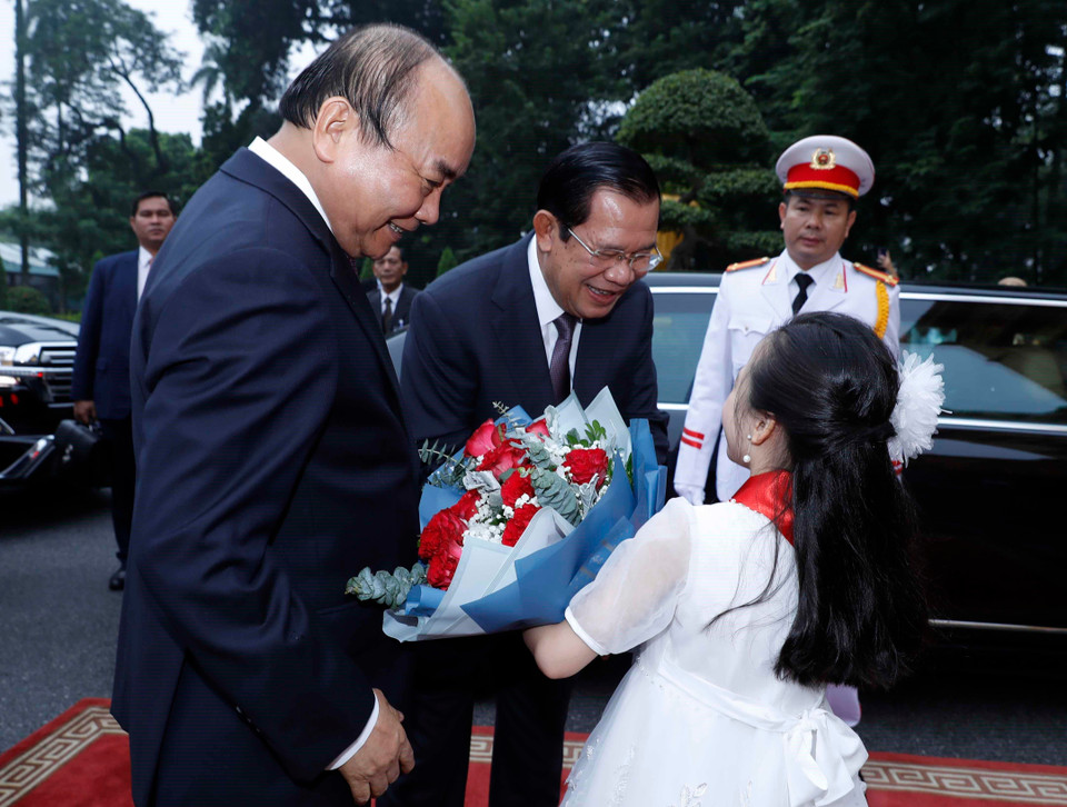 Sáng 4/10, tại Phủ Chủ tịch, Thủ tướng Chính phủ Nguyễn Xuân Phúc chủ trì Lễ đón Thủ tướng Vương quốc Campuchia Samdech Techo Hun Sen cùng Đoàn đại biểu cấp cao Chính phủ Hoàng gia Vương quốc Campuchia thăm chính thức Việt Nam. Thiếu nhi Thủ đô Hà Nội tặng hoa Campuchia Samdech Techo Hun Sen tại lễ đón. (Ảnh: Thống Nhất/TTXVN)