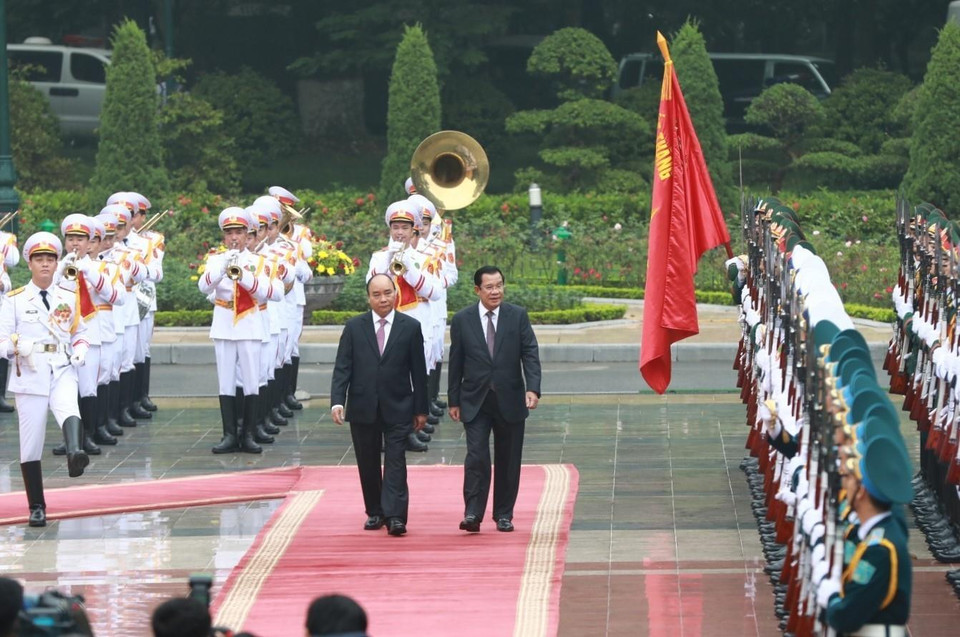  Thủ tướng Chính phủ Nguyễn Xuân Phúc và Thủ tướng Vương quốc Campuchia Samdech Techo Hun Sen duyệt Đội Danh dự Quân đội nhân dân Việt Nam. (Ảnh: Thống Nhất/TTXVN)