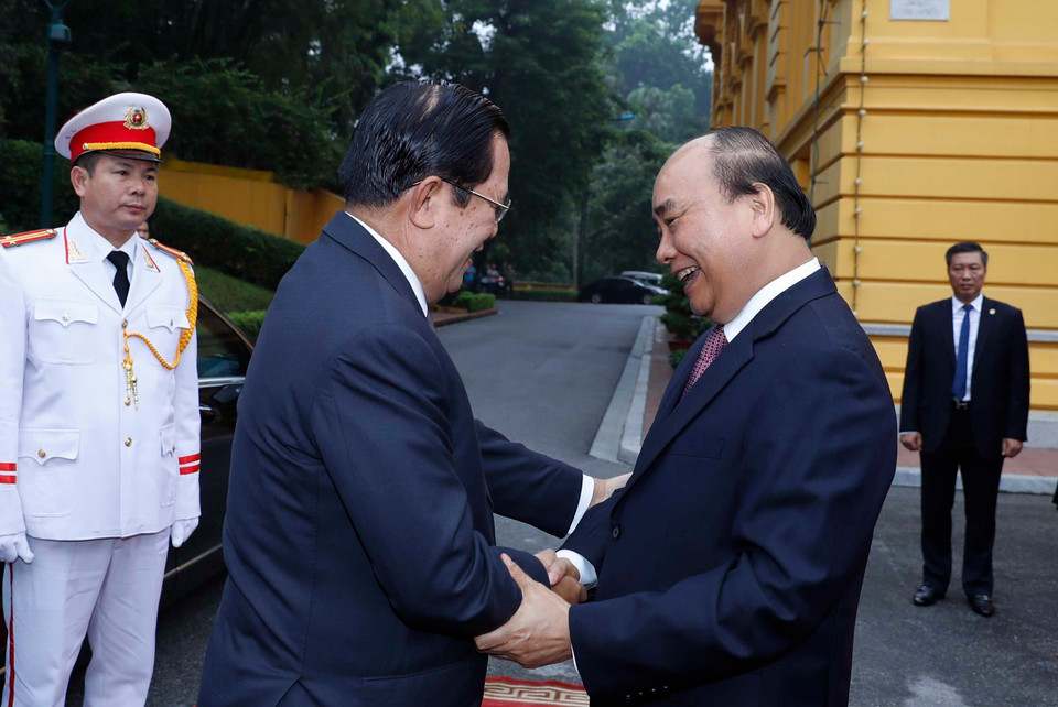  Thủ tướng Chính phủ Nguyễn Xuân Phúc đón Thủ tướng Vương quốc Campuchia Samdech Techo Hun Sen. (Ảnh: Thống Nhất/TTXVN)