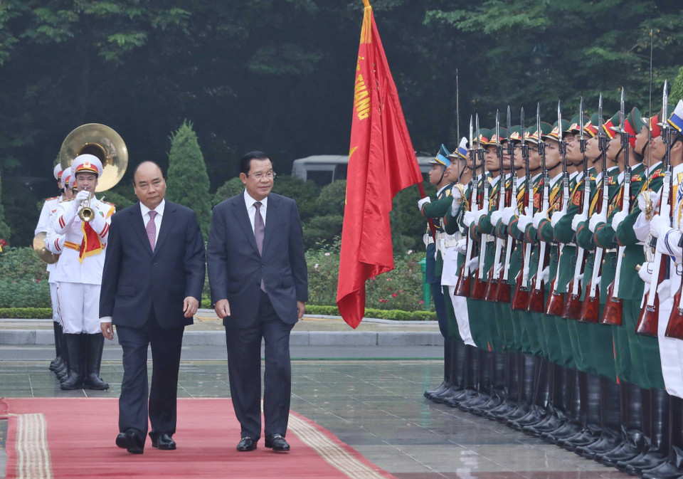  Thủ tướng Chính phủ Nguyễn Xuân Phúc và Thủ tướng Vương quốc Campuchia Samdech Techo Hun Sen duyệt Đội Danh dự Quân đội nhân dân Việt Nam. (Ảnh: Thống Nhất/TTXVN)