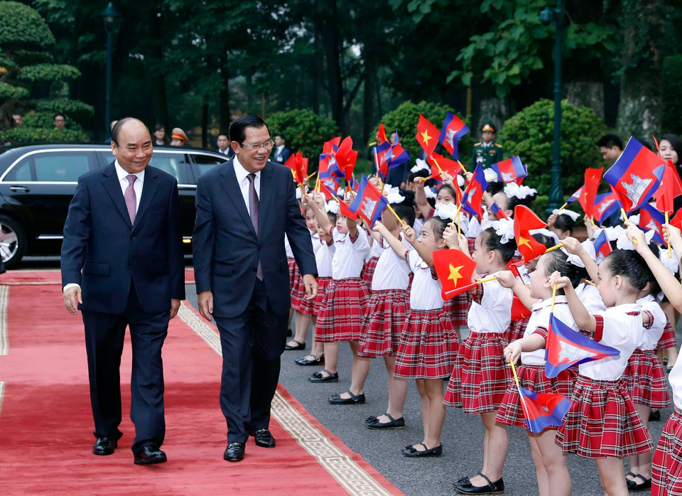  Thủ tướng Chính phủ Nguyễn Xuân Phúc đón và Thủ tướng Vương quốc Campuchia Samdech Techo Hun Sen với thiếu nhi Thủ đô Hà Nội tại Lễ đón. (Ảnh: Thống Nhất/TTXVN)