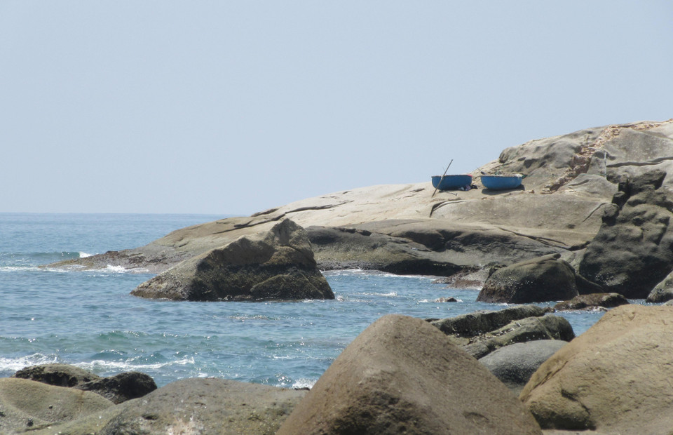 Vịnh Đá Trứng (trên tuyến đường ven biển 701, đoạn qua xã Phước Dinh, huyện Thuận Nam, tỉnh Ninh Thuận) có hàng nghìn viên đá lớn, nhỏ có hình dáng tròn trịa, nhẵn bóng như những quả trứng nằm trải dài trên một bãi biển cát trắng tuyệt đẹp. (Ảnh: Nguyễn Thành/TTXVN)