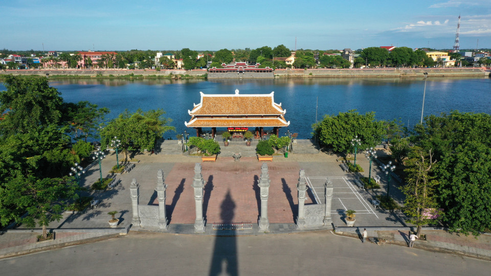 Đền tưởng niệm-Bến thả hoa bờ bắc sông Thạch Hãn, phường An Đôn, thị xã Quảng Trị. (Ảnh: Hồ Cầu/TTXVN)