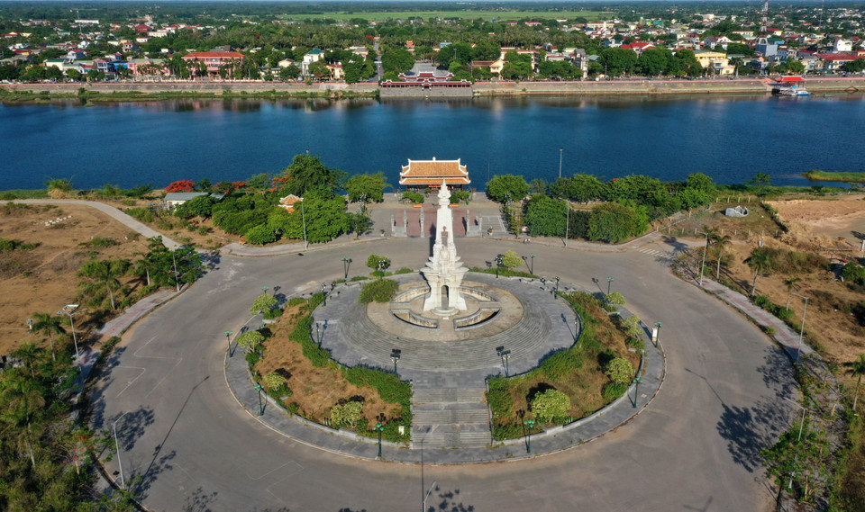 Đền tưởng niệm-Bến thả hoa bờ bắc sông Thạch Hãn, phường An Đôn, thị xã Quảng Trị. (Ảnh: Hồ Cầu/TTXVN)