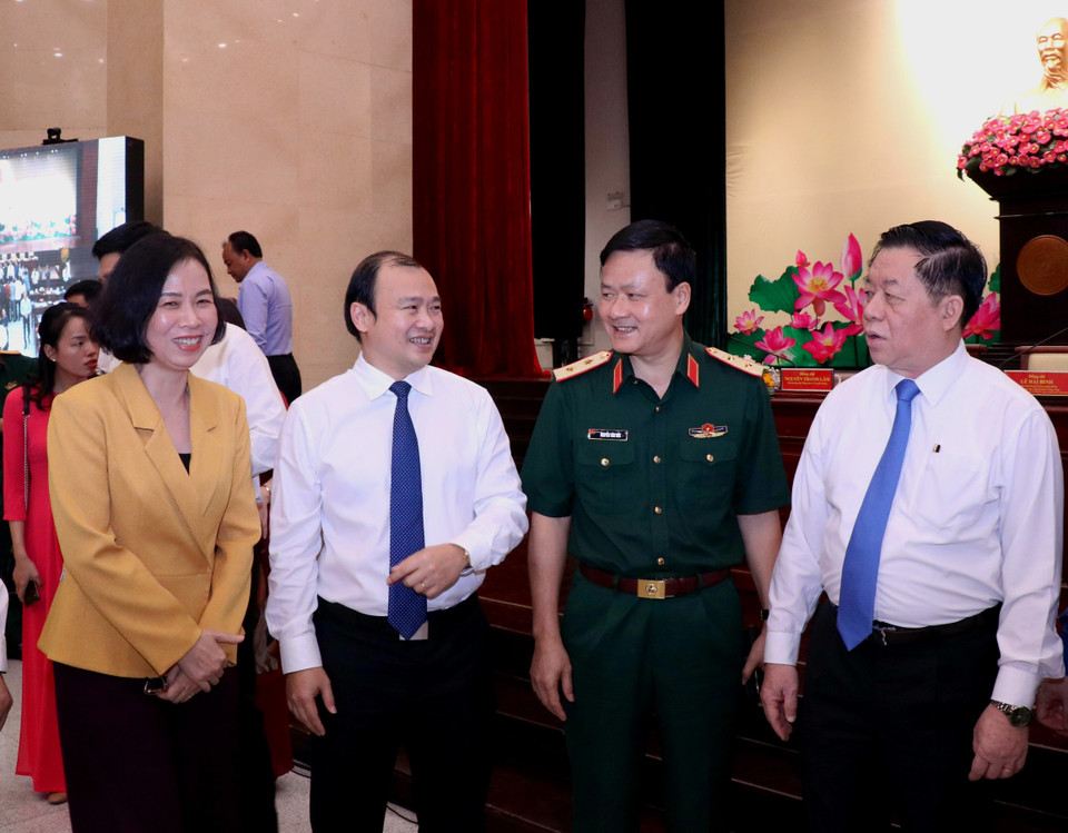 Trưởng Ban Tuyên giáo Trung ương Nguyễn Trọng Nghĩa trao đổi với các đại biểu tham dự hội nghị. (Ảnh: Thành Chung/TTXVN)