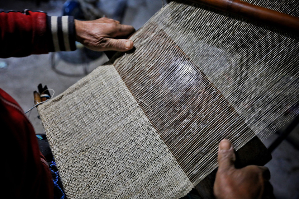 Khung cửi dệt vải lanh của người Mông rất đơn giản, chỉ có hai thanh gỗ chính với bốn thanh ngang nhỏ hơn ghép vào hai thanh đứng tạo thành khung cửi, dài khoảng 60 cm, diện tích chừng 12cm x 12cm, đặt cách xa nhau khoảng 50 cm, cùng với con thoi để dệt khá to. (Ảnh: Xuân Mai/Vietnam+)