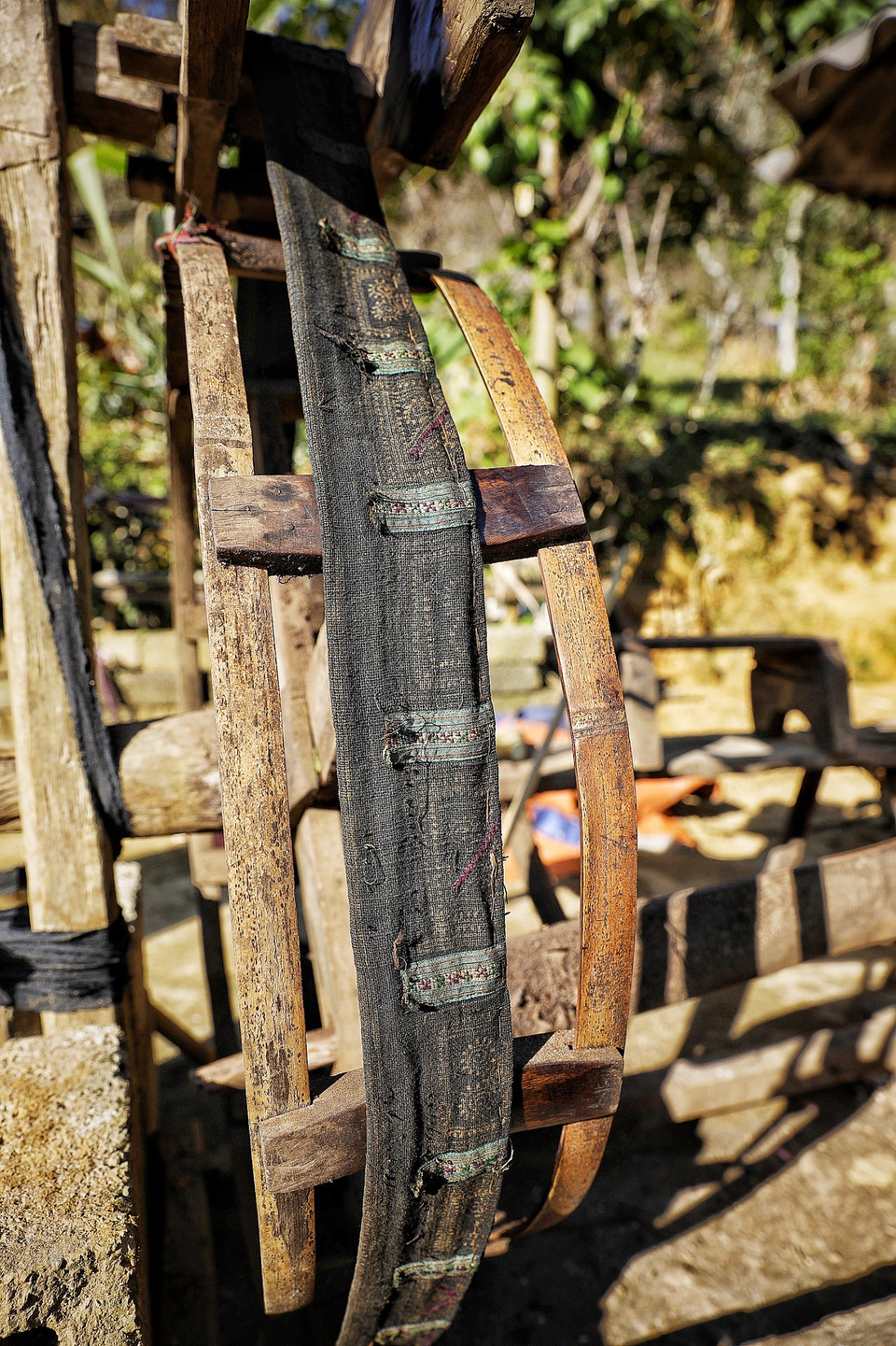 Xã Lóng Luông, xã Pà Cò của huyện Vân Hồ có hơn 83% là đồng bào dân tộc H’Mông. Phụ nữ ở đây vẫn giữ được phong tục may, thêu và sử dụng trang phục trong cuộc sống hàng ngày. Đặc biệt, chỉ có vài hộ dân còn giữ được lối dệt vải lanh cổ truyền bằng khung tre, gỗ như thế này. (Ảnh: Xuân Mai/Vietnam+)