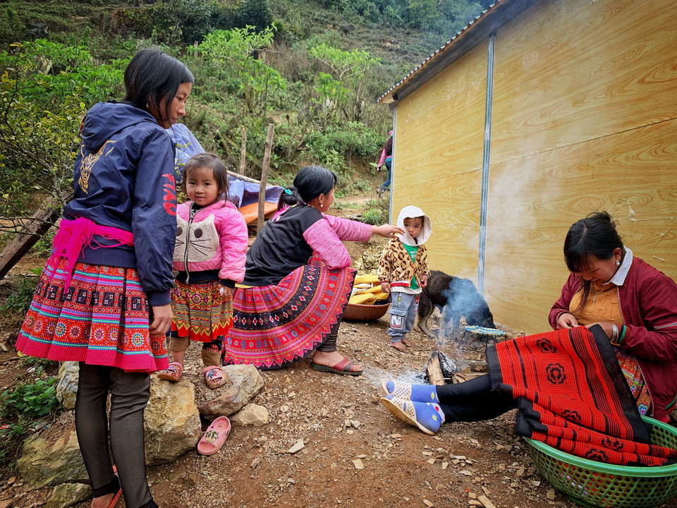 Mỗi tấm vải dài 6m như này, nếu chăm chỉ phụ nữ H'Mông có thể thêu xong trong vòng 1 tháng. (Ảnh: Xuân Mai/Vietnam+)
