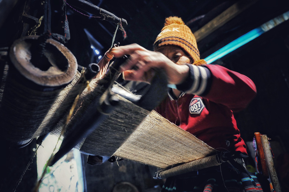 Công đoạn dệt một tấm vải lanh dài 6m, bà Chai thường tốn từ 1-2 tháng mới xong. (Ảnh: Xuân Mai/Vietnam+)