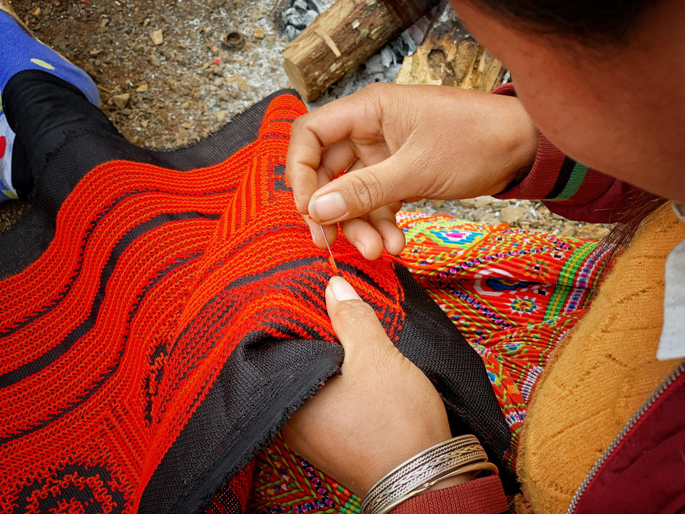 Sau khi nhuộm chàm xong họ thêu hoa, ghép vải hoa thành thành những hoa văn cầu kỳ. Mô típ hoa văn chủ yếu là những hình kỷ hà, hình chữ nhật, hình vuông, hình thoi, gam màu chủ yếu là xanh, đỏ, tím, vàng…). (Ảnh: Xuân Mai/Vietnam+)