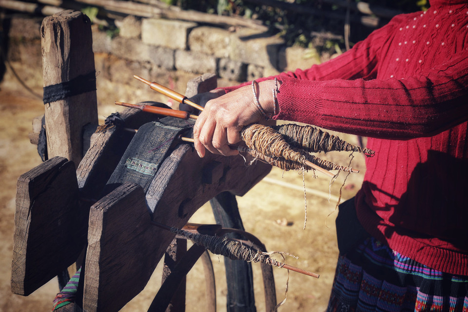 Sợi lanh sau khi se được cuộn vào các con thoi như thế này. (Ảnh: Xuân Mai/Vietnam+)