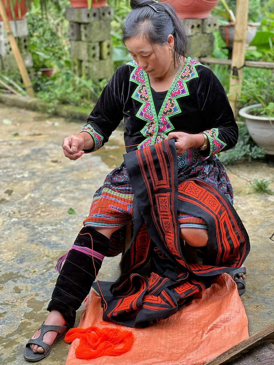 Vải lanh còn dùng làm quà tặng mừng tuổi người già hoặc trong lễ cúng 60 tuổi. Người già họ đặc biệt quý món quà này, họ sẽ cất giữ thật kỹ tận đáy hòm, chỉ khi nào thật sự cần thiết mới đem ra dùng. (Ảnh: Xuân Mai/Vietnam+)