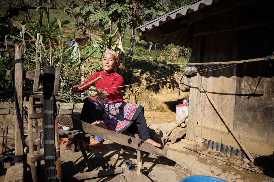 Việc trồng cây lanh không vất vả, nhưng để dệt thành tấm vải thì tốn rất nhiều thời gian, công sức. Cứ hai ống lanh tương đương với 6m vải đủ để may một cái váy hoặc áo, quần đàn ông. (Ảnh: Xuân Mai/Vietnam+)