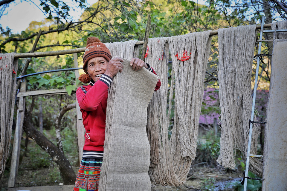 Đáng tiếc là ngày chúng tôi đến thăm nhà bà Chai vẫn chưa sắp xếp được công đoạn lăn vải. Ở Vân Hồ, các hộ gia đình còn giữ được nghề dệt vải lanh truyền thống hầu hết làm theo từng công đoạn chứ không trọn vẹn thành phẩm. (Ảnh: Xuân Mai/Vietnam+)