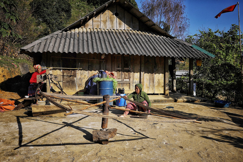 Vải lanh là một phần không thể thiếu trong đời sống của dân tộc H’Mông. Bởi khi qua đời, người H’Mông phải được mặc quần áo, váy được làm bằng vải lanh. Người H’Mông quan niệm nếu không có quần áo, váy bằng vải lanh, thì người chết sẽ không tìm được đường về với tổ tiên, tổ tiên cũng sẽ không tìm được người chết nếu mặc vải khác, như vậy người chết sẽ không được đầu thai. (Ảnh: Xuân Mai/Vietnam+)