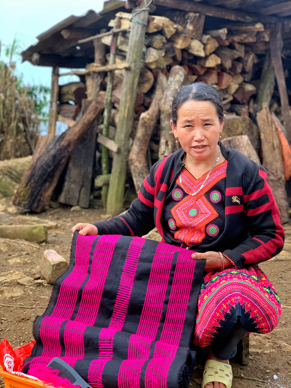 Trong khi mỗi tấm vải lanh dệt, thêu thủ công có giá từ 4-8 triệu đồng thì một tấm vải lanh dệt vải công nghiệp nhưng thêu tay như thế này có giá từ 1,2-2 triệu đồng. (Ảnh: Xuân Mai/Vietnam+)