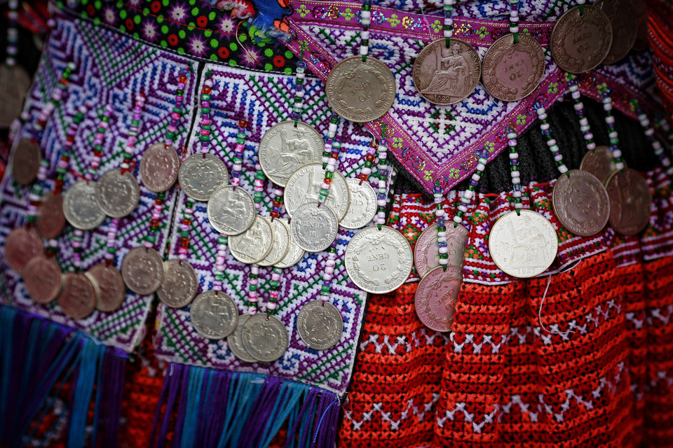 Màu sắc, họa tiết trên trang phục dân tộc truyền thống của người H'Mông thêu tay cầu kỳ, tỉ mỉ và sặc sỡ. (Ảnh: Xuân Mai/Vietnam+)