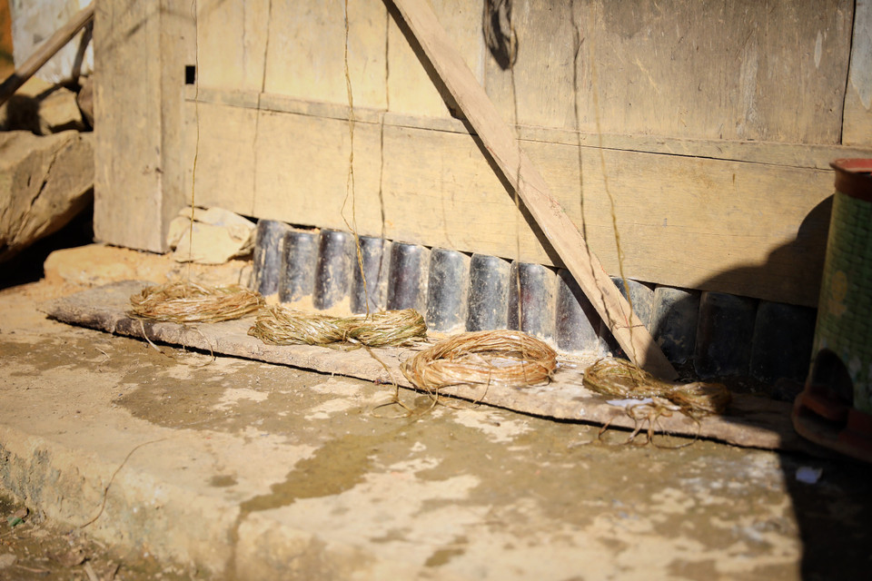 Từ các loại cây như cây lanh, cây chàm, sáp ong là những nguồn nguyên vật liệu có sẵn trong đời sống hằng ngày, người Mông đã sáng tạo nên một nghề thủ công mỹ nghệ đặc sắc là nghề dệt vải lanh. Họ bắt đầu từ những kỹ thuật đơn giản, công cụ thô sơ mà phát triển lên thành nghệ thuật dệt vải đặc sắc và độc đáo như ngày nay. (Ảnh: Xuân Mai/Vietnam+)