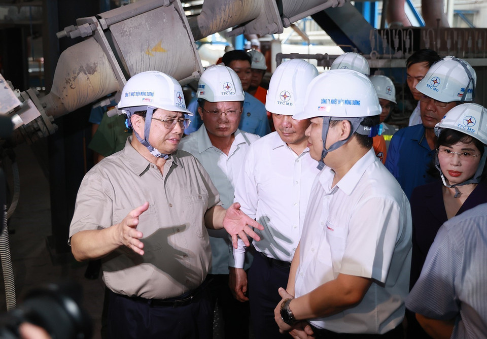 Thủ tướng Phạm Minh Chính đến kiểm tra tình hình sản xuất và cung ứng điện tại Công ty Nhiệt điện Mông Dương. (Ảnh: Dương Giang/TTXVN)