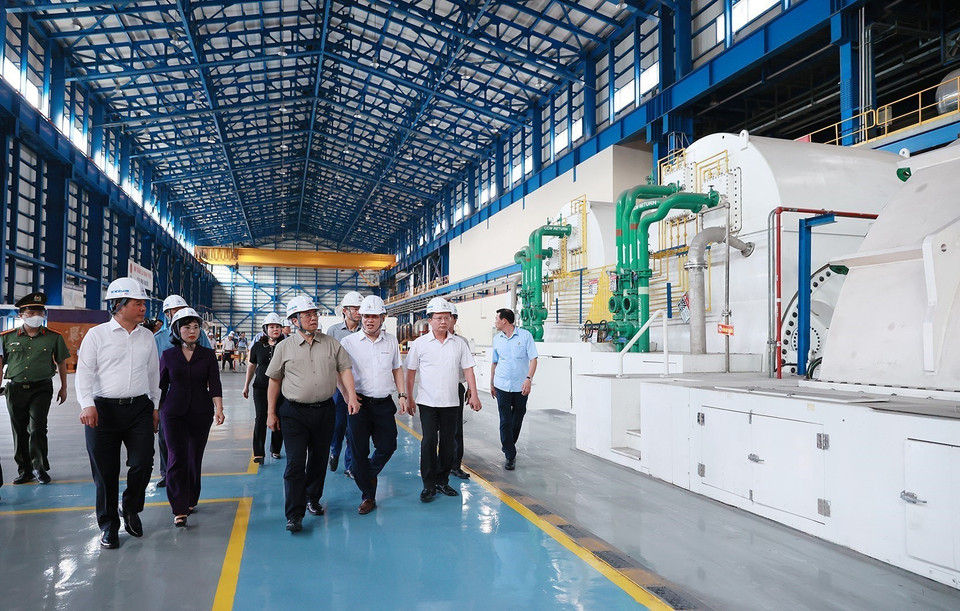 Thủ tướng Phạm Minh Chính đến kiểm tra tình hình sản xuất và cung ứng điện tại Công ty Nhiệt điện Mông Dương. (Ảnh: Dương Giang/TTXVN)