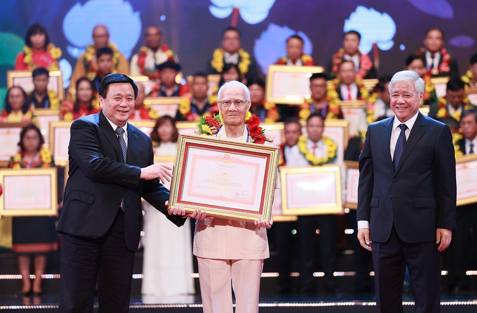 Ủy viên Bộ Chính trị, Giám đốc Học viện Chính trị Quốc gia Hồ Chí Minh Nguyễn Xuân Thắng và Bí thư Trung ương Đảng, Chủ tịch Ủy ban Trung ương Mặt trận Tổ quốc Việt Nam Đỗ Văn Chiến trao Bằng khen của Thủ tướng và hoa cho điển hình tiên tiến tiêu biểu. (Ảnh: Dương Giang/TTXVN)