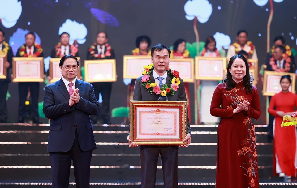 Thủ tướng Phạm Minh Chính và Phó Chủ tịch nước Võ Thị Ánh Xuân trao Bằng khen và hoa cho điển hình tiên tiến tiêu biểu. (Ảnh: Dương Giang/TTXVN)