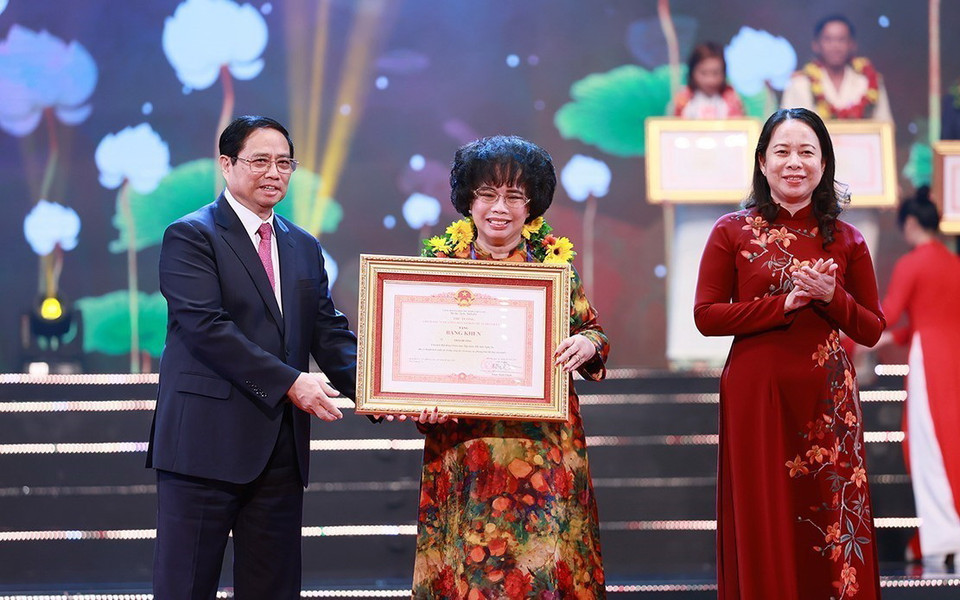 Thủ tướng Phạm Minh Chính và Phó Chủ tịch nước Võ Thị Ánh Xuân trao Bằng khen và hoa cho điển hình tiên tiến tiêu biểu. (Ảnh: Dương Giang/TTXVN)