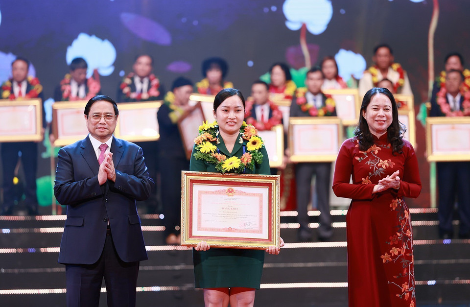 Thủ tướng Phạm Minh Chính và Phó Chủ tịch nước Võ Thị Ánh Xuân trao Bằng khen và hoa cho điển hình tiên tiến tiêu biểu. (Ảnh: Dương Giang/TTXVN)