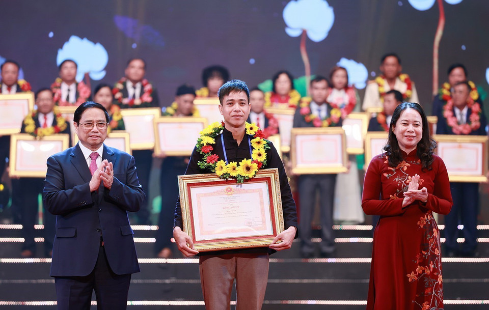 Thủ tướng Phạm Minh Chính và Phó Chủ tịch nước Võ Thị Ánh Xuân trao Bằng khen và hoa cho điển hình tiên tiến tiêu biểu. (Ảnh: Dương Giang/TTXVN)