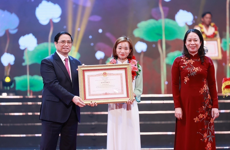 Thủ tướng Phạm Minh Chính và Phó Chủ tịch nước Võ Thị Ánh Xuân trao Bằng khen và hoa cho điển hình tiên tiến tiêu biểu. (Ảnh: Dương Giang/TTXVN)