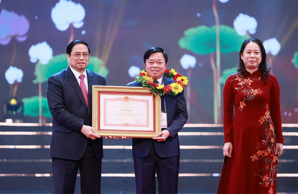 Thủ tướng Phạm Minh Chính và Phó Chủ tịch nước Võ Thị Ánh Xuân trao Bằng khen và hoa cho điển hình tiên tiến tiêu biểu. (Ảnh: Dương Giang/TTXVN)