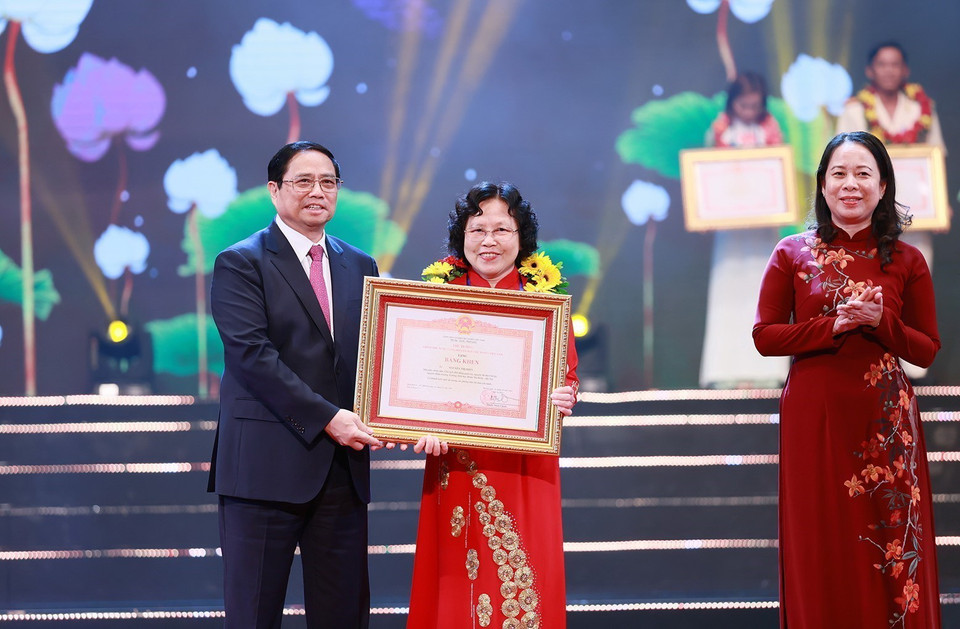Thủ tướng Phạm Minh Chính và Phó Chủ tịch nước Võ Thị Ánh Xuân trao Bằng khen và hoa cho điển hình tiên tiến tiêu biểu. (Ảnh: Dương Giang/TTXVN)