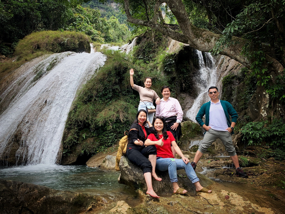 Trên hành trình trải nghiệm hồ sinh thái Na Hang-Lâm Bình, du khách sẽ dừng chân khám phá thác Khuổi Nhi có 3 tầng thác với làn nước trong xanh, mát rượi. (Ảnh: Mai Mai/Vietnam+)