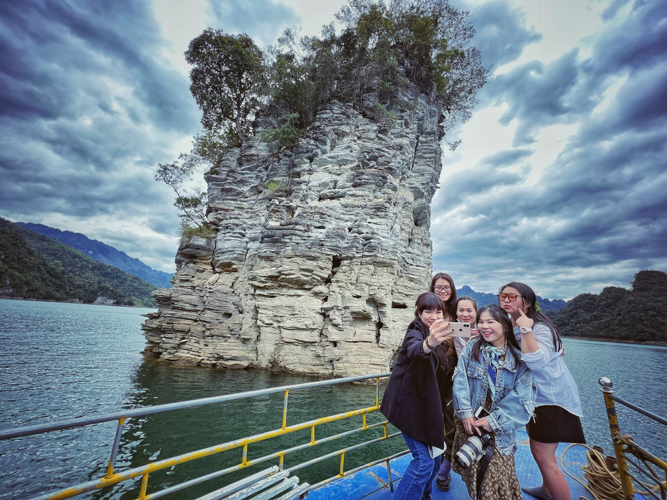 Địa danh này vốn nổi tiếng với truyền thuyết về chàng Tài Ngào đắp đập ngăn nước cho dân bản đồng thời là một địa danh sơn thủy hữu tình. (Ảnh: Mai Mai/Vietnam+)