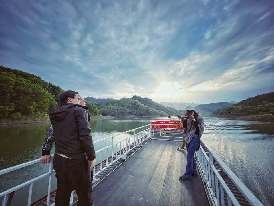 Du khách lên tàu từ bến Thượng Lâm khám phá và trải nghiệm Khu bảo tồn thiên nhiên Quốc gia Na Hang-Lâm Bình. (Ảnh: Mai Mai/Vietnam+)