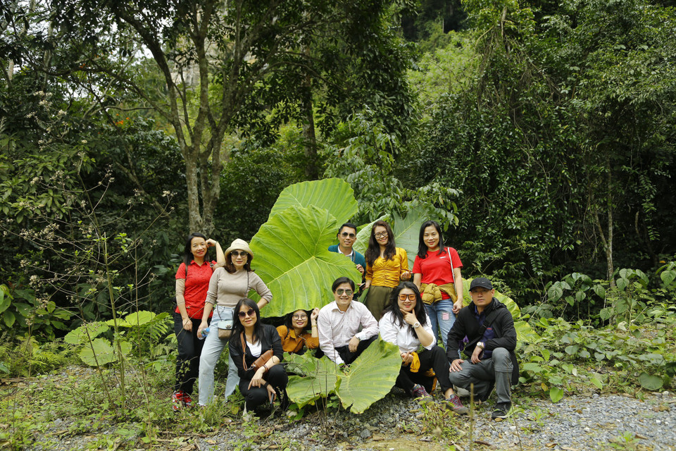 Cách thác Khuổi Nhi không xa, du khách tiếp tục chặng đường khám phá hang Khuổi Pín. (Ảnh: Mai Mai/Vietnam+)
