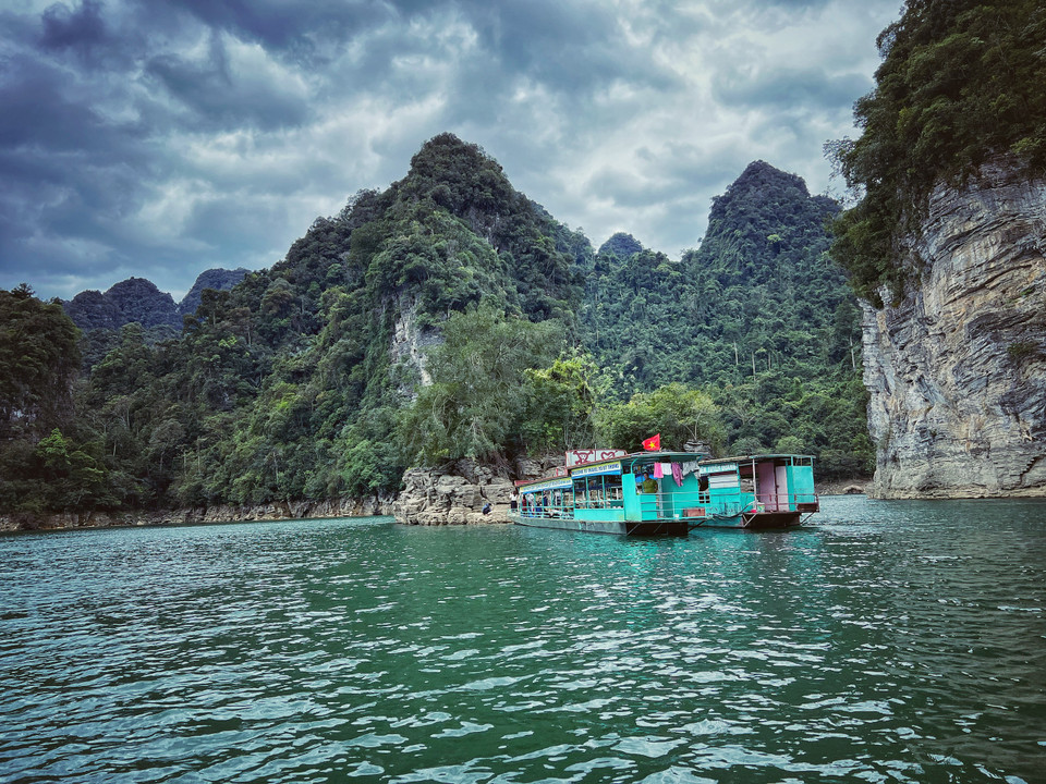 Nằm cách trung tâm Thành Phố Tuyên Quang khoảng 130km về phía Bắc, đây là nơi hội tụ của hai dòng sông: Sông Gâm và sông Năng, được những dãy núi đá và cánh rừng nguyên sinh hùng vỹ, nhấp nhô, trùng điệp bao bọc xung quanh. (Ảnh: Mai Mai/Vietnam+)