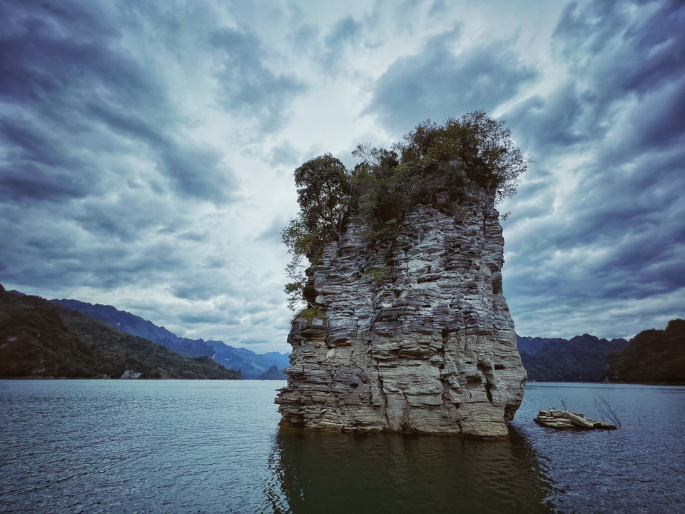 Cọc Vài hay còn gọi là Cọc Vài Phạ, trong tiếng Tày nghĩa là cọc buộc trâu trời của chàng Tài Ngào. Đây là một trong những địa danh thuộc Hồ sinh thái Na Hang-Lâm Bình. (Ảnh: Mai Mai/Vietnam+)