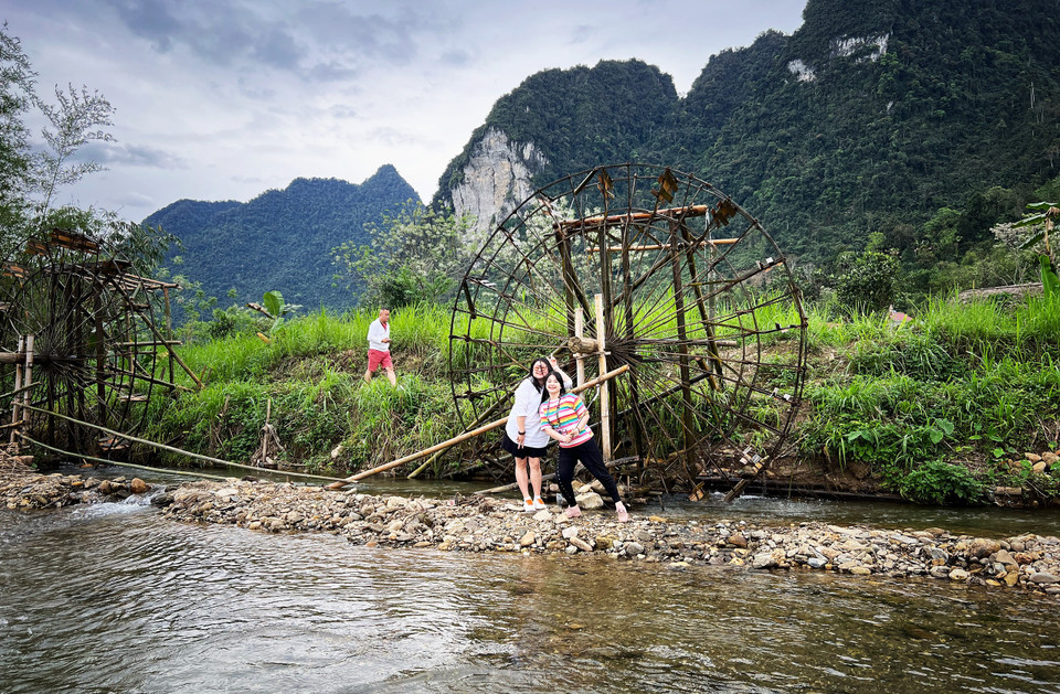 Đại diện các doanh nghiệp lữ hành đã gợi mở nhiều giải pháp cho du lịch Tuyên Quang như: Tạo khu, điểm bán các sản phẩm OCOP, quà lưu niệm; kéo dài lễ hội thành Tuyên và truyền thông mạnh mẽ cho sự kiện; đầu tư hệ thống lưu trú chuẩn homestay; kêu gọi các nhà đầu tư địa phương mở rộng và nâng cấp hệ thống lưu trú tại Na Hang, Lâm Bình; có cơ chế, chính sách cởi mở để mời gọi các nhà đầu tư chiến lược vào lĩnh vực du lịch… (Ảnh: Mai Mai/Vietnam+)