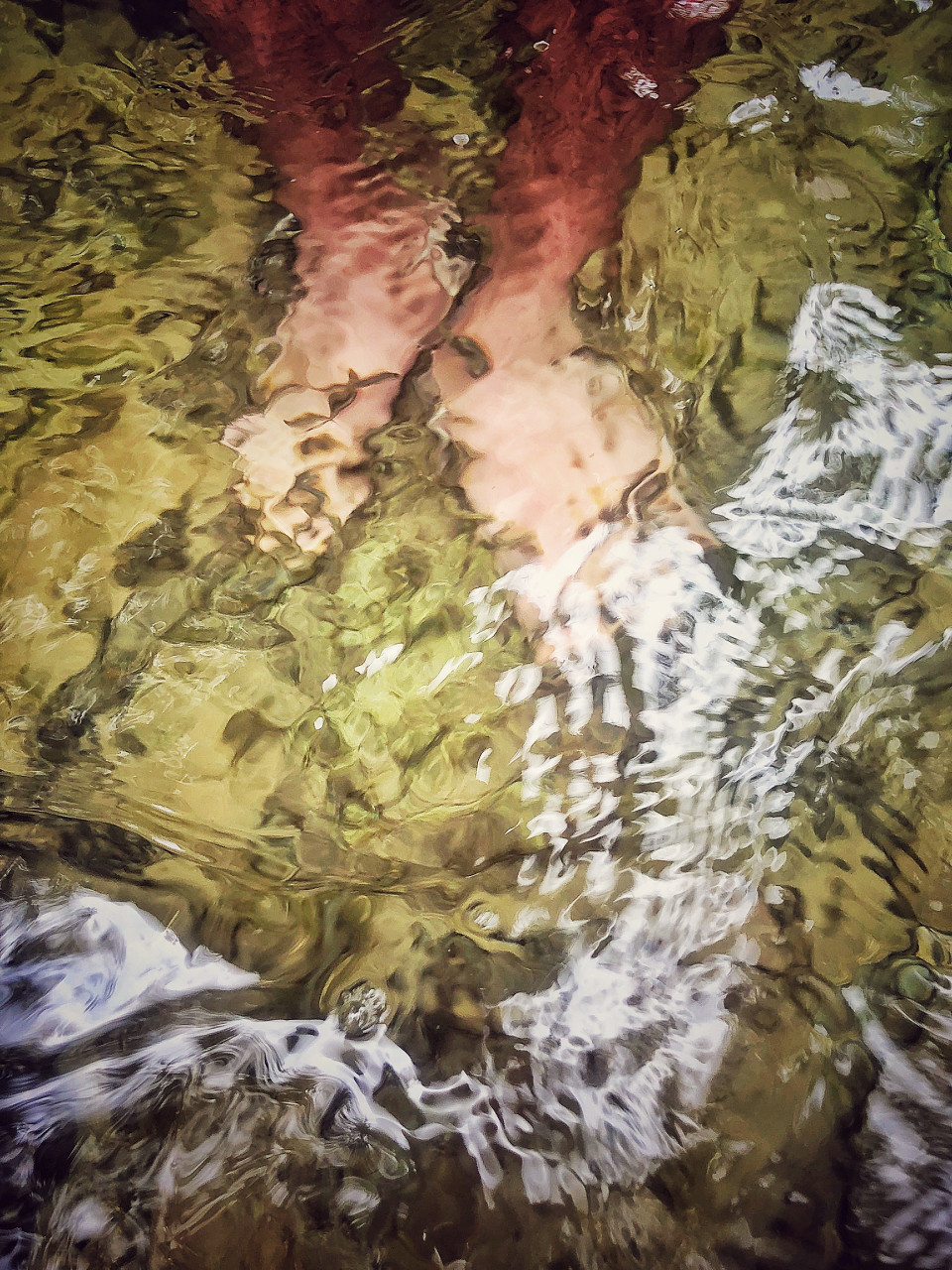 Lên thác Khuổi Nhi, du khách còn được trải nghiệm massage cá tự nhiên. (Ảnh: Mai Mai/Vietnam+)