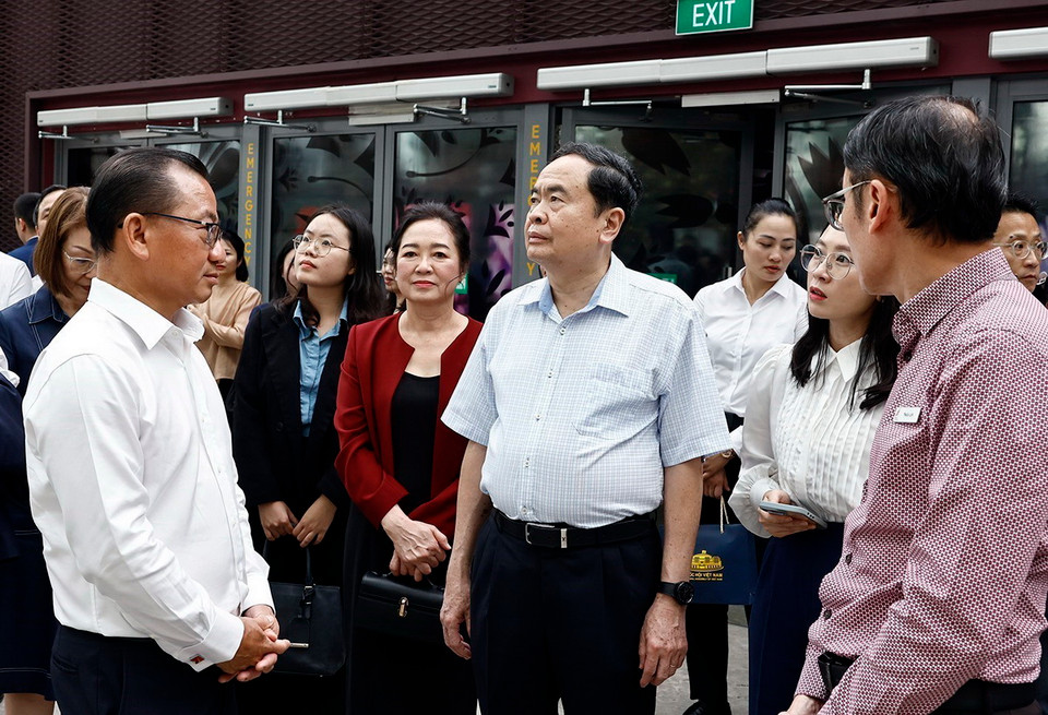 Chủ tịch Quốc hội Trần Thanh Mẫn và Phu nhân cùng Chủ tịch Quốc hội Singapore Seah Kian Peng và Phu nhân thăm Gardens By The Bay. (Ảnh: Doãn Tấn/TTXVN)